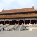La construction de la Cité Interdite commença en 1406, sur les plans d'architectes en chef comme : Cai Xin et d'un eunuque annamite Ruan An, assistés des ingénieurs en chef que furent Kuai Xiang et Lu Xiang. Les travaux durèrent 14 années en mobilisant environ 200 000 ouvriers. L’axe principal du nouveau palais est tracé à l’est de l’ancien palais des Yuan, dans l’intention de « tuer » l’ancien emplacement à l’ouest, selon les principes feng shui.