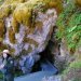 [EN] Entrance to Oregon Caves. Visitors enter in small groups guided by excellent rangers.
[PL] Wejście do Jaskiń Oregonu. Zwiedza się jaskinie w małych grupach z przewodnikiem Parku Narodowego (ranger). Jak zwykle, przewodnicy są świetnie przygotowani do tej roli.