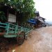 La rue principale de Nong Khiaw, boueuse