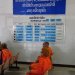 Des moines attendent le vol pour Vientiane