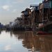 Il faut dire que le lac de Tonlé Sap en saison des pluies inverse le sens du débit, au lieu de se déverser dans le Mekong, c'est le Mékong qui vient augmenter, multiplier sa superficie et hauteur.