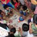 Kompong Phhluk, des gamins jouent avec de l&#039;argent