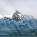 Le glacier à frotté la roche dans sa descente. Il en porte des morceaux colorés qui salissent sa robe bleutée.