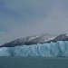 Le glacier Perito Moreno est l'un des trois seuls glaciers de Patagonie qui n'est pas en régression. Le front du glacier fait approximativement 5 000 m de long, la hauteur de glace est de 170 m, dont 74 m sont émergés. Il avance d'environ deux mètres par jour (700 m par an). À certains endroits son épaisseur atteint 700 m.