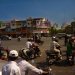 En quittant Phnom Penh, circulation dense