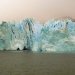 Une particularité du glacier Perito Moreno est sa couleur bleue très prononcée. La glace, selon sa compacité (ou inversement sa densité en bulles d'air) absorbe différemment la lumière.