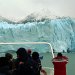 D'énormes pans du mur de glace se détachent régulièrement, tombent dans l'eau et dérivent le long du Canal de los Témpanos vers le Lago Argentino. Ces icebergs, "tempanos" en espagnol, ont donné son nom au canal.