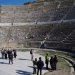 [EN] The Grand Theater of Ephesus could seat 25,000 people.
[PL] Teatr Wielki Efezu mógł pomieścić 25 tysięcy widzów.