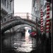 Venise, vue sous les ponts depuis une barque