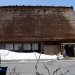 Il est possible de loger dans l'une des maisons de style gassho-zukuri puisque le village compte 25 minshuku et 14 ryokan établis dans ce type d'habitation.