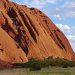 On décrit souvent Uluru comme un monolithe mais il est en fait la partie émergée d'une formation rocheuse du sous-sol dégagée par l'érosion. Du point de vue géomorphologique, il s'agit d'un inselberg, une « montagne-île ». Il s'agit du deuxième plus grand au monde, après le mont Augustus, également en Australie.
