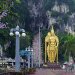 Au pieds des marches qui menent à la grotte, l’immense statue dorée de Murugan accueille et appelle à la sérénité.
La statue de 42,7 mètres de haut de Murugan a été inaugurée en janvier 2006, après trois ans de travaux.
C'est la plus haute statue de Murugan au monde.