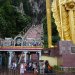 S'élevant à près de 100 mètres au dessus du sol, le complexe religieux formé par les grottes de Batu se compose de trois grottes principales et de plusieurs autres plus petites. La plus importante, connue sous le nom de « Grotte cathédrale » ou de « Grotte du temple », atteint 100 mètres de haut, et s'enorgueillit de sanctuaires hindous richement décorés.