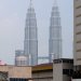 Les tours jumelles Petronas vues depuis la gare du monorail.