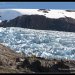 Vue depuis le lac, une cabane et les grosses crevasses du glacier