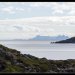 En se dirigeant au phare à l'entrée du fjord de Nusfjord, nous voyons les lofoten du sud.