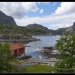 Un rorbu avec Nusfjord en toile de fond