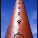 Une belle tour recouverte d'acier, peinte en rouge pour être visible au loin.