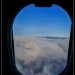 Effet du soleil avec l'ombre de l'avion entouré d'un bel arc-en-ciel circulaire dans les nuages.