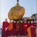 Les moines posent entre eux, pour le plus grand plaisir des touristes ^^