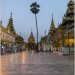 Shwedagon pagoda, le jour se lève, la plus belle lumière dure un court instant et c'est maintenant.
