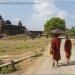 Des moines marchant en direction du temple de Htukkan