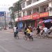 La ville s’étend sur une superficie totale de 1 428 kilomètres carrés.
Les deux rues les plus importantes de la petite bourgade de Yangshuo partent de manière perpendiculaire par rapport à la ville. Toutefois, l’essentiel de la structure originale de la ville a été absorbée par l’activité touristique.