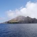 White Island est située à 48 de kilomètres des côtes Nord de l'île du Nord. L'île culminant à 321 mètres d'altitude constitue le sommet émergé d'un volcan sous-marin de 16 par 18 kilomètres d'étendue. Grande de 2 par 2,4 kilomètres, l'île est constituée de deux volcans andésitiques imbriqués dont l'un est un cratère en forme de fer à cheval ouvert vers le sud-est.