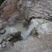 L'eau s'écoule de la " poêle à frire ", et dégringole à travers les rochers par une chute d'eau qui se jette dans les eaux vertes du lac Ngakoro