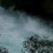 Quelques centaines de mètres en amont des chutes Huka, la rivière Waikato rétrécit d'environ 100 mètres dans un étroit canyon seulement 15 mètres.