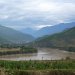 À sa naissance, il est appelé le fleuve Tuotuo, et dès les premiers affluents au-dessous de 5 000 m d'altitude, il est appelé fleuve Jinsha ou « sables dorés » et coule à vive allure vers le sud en délimitant une frontière naturelle entre le Tibet et la province chinoise du Sichuan ; son cours est alors parallèle à ceux des fleuves Mékong et Salouen ; c'est dans cette région qu'il parcourt les gorges du Saut du tigre, canyon de plus de 2 000 m de profondeur.