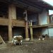 La maison tibétaine traditionnelle est assez grande, en particulier en dehors des villes. Elle est cernée d'un large mur d'enceinte, autour d'une cour, et se partage en deux niveaux. Le rez-de-chaussée abrite le bétail et on y stocke les outils agricoles ainsi que le bois de chauffage.
Sur la terrasse sèche le linge.