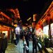 la vieille ville de Lijiang est très touristique, toutes les maisons sont de boutiques de souvenirs (the pu-er, écharpes, jades, bijoux 99% argent...) La vieille ville n'est pas très étendue mais elle est en train de s'agrandir avec des maisons qui ont l'air anciennes mais sont encore vides et neuves pour accueillir de nouveaux commerces!