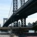 Die Manhattan Bridge führt von Manhattan nach Brooklyn.