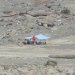 在這片荒漠中，竟有一頂小帳蓬，原來是中央大學的研究人員，來此進行地質變化的調查。