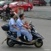 Famille au complet sur ce scooter électrique, la sécurité n'est pas au rendez-vous!

Les Chinois sont en avance sur nous pour les véhicules électriques.
Voitures, scooters, motos, vélos circulent sans bruit dans les villes.
Seule ombre au tableau, le klaxon, les Chinois aiment jouer avec, ce qui fait un concert permanent.