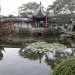 Le jardin du Maître des filets est l’un des quatres jardins les plus célèbres de la ville de Suzhou. Il se situe au Sud-Est de la ville est possède une histoire vieille de plus de 800 ans. Il repésente alors parfaitement le style très particulier des jardins chinois ainsi que des minuscules jardins résidentiels que l’on peut trouver dans les régions inférieures du fleuve Yangtze. Ainsi, le jardin du Maître des filets est devenu aujourd’hui un incontournable des circuits touristiques organisés en Chine.
