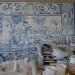 Les premiers azulejos portugais sont bleus (azul) sur fond blanc, et datent de 1584. A partir de là l'azulejo se répand à travers le Portugal à la vitesse de la lumière. On en trouve partout, à chaque coin de rue, ornant les façades, les jardins, les églises, les monuments...