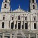 Mafra est une localité touristique portugaise située à 28 km au nord-ouest du centre de Lisbonne.
Le Palais couvent construit au XVIIIème siècle qui est le plus grand édifice religieux du Portugal, comprenant la Place Royale (Paço Real), une fabuleuse bibliothèque en bois sculpté, une église et une basilique.